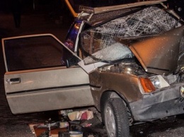 На Калиновой «Таврия» врезалась в столб на остановке: водителя извлекали спасатели