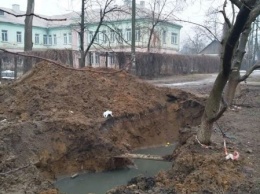 На Днепропетровщине жители многоэтажки живут возле ямы с фекалиями