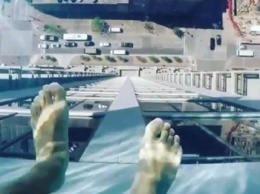Шаг в пустоту: бассейн с прозрачным дном на высоте 150 метров (фото, видео)
