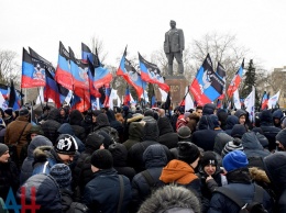 В оккупированном Донецке народ согнали на митинг в честь юбилея ДКР (ФОТО)