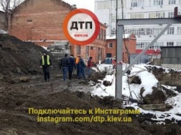 В Киеве на стройке обвалились бетонные блоки - погиб подросток (Фото)