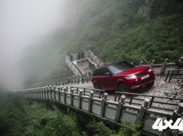 Range Rover забрался на гору Тяньмэнь в Китае