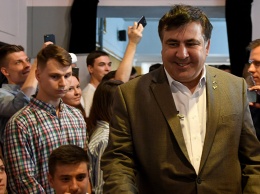 Саакашвили в Варшаве жалуется, что у него болит шея - душили всю дорогу