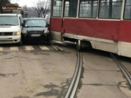 Тройное ДТП в Кривом Роге: трамвай сошел с рельс и зацепил 2 машины (ФОТО)