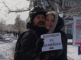 «Вкусняшки за обнимашки»: в Бердянске прошла акция ко Дню Валентина