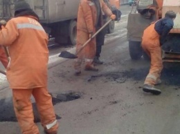В Запорожье снова ремонтируют дорогу, на которой после каждой зимы образовываются огромные ямы, - ФОТО