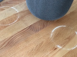 Колонка Apple HomePod оставляет белые круги на деревянной мебели
