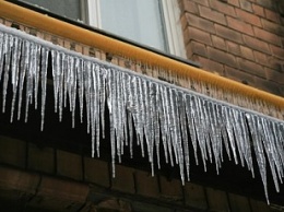 Острожно! В Бердянске с крыш домов падает лед!