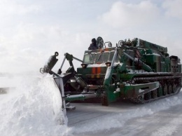 Запорожские спасатели показали видео, как освобождали из снежных заносов технику и людей