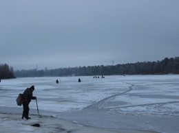 Под Киевом спасли рыбаков, которые дрейфовали на отколовшейся льдине