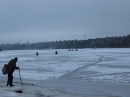 Киевские рыбаки потерпели бедствие на льдине