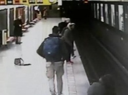 Студент героически спас малыша от гибели в метро (видео)