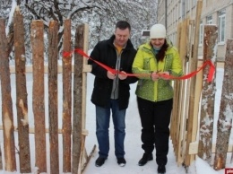 В России торжественно открыли забор, который не могли построить семь лет
