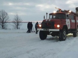 Спасатели Бердянска вызволили из снежного плена два автомобиля