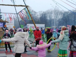 Масленицу в Кременчуге открыли парадом, хороводом и катанием на телеге (фото и видео)