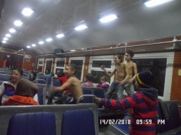 Ромы захватили поезд: кадры сумасшествия (фото)
