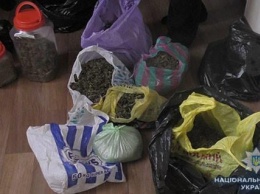 На Николаевщине разоблачили масштабную сеть по продаже наркотиков: драгдилер привлек в «бизнес» даже свою мать