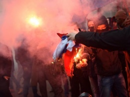 Ультраправые ворвались в здание Россотрудничества в Киеве: обрисовали стены и сожгли флаг РФ