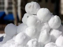 Природа играет. Снег может самостоятельно скатываться в снежки и "сражаться": уникальное явление произошло в США (ВИДЕО)