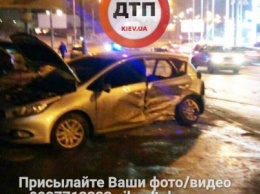 В Киеве в ДТП пострадала девушка (ФОТО)