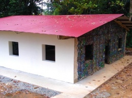 Эко-деревня, где все дома построены из использованных пластиковых бутылок