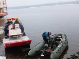 В Киеве с моста прыгнула девушка: спасатели ищут тело второй день