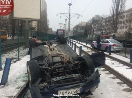 Протаранил авто и вылетел на рельсы: в Киеве пьяный водитель совершил ДТП
