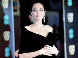 BAFTA-2018: Анджелина Джоли затмила других актрис на красной дорожке (ФОТО)