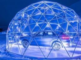 Porsche открыла самый высокогорный автосалон: и это стеклянный «пузырь»