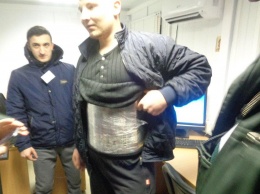 Из Украины в Крым мужчина пытался пронести запрещенные сыры и колбасы, закрепив их на своем теле пленкой (ФОТО)