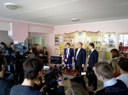 Сергей Аксенов сдал пробный ЕГЭ по русскому языку вместе с родителями школьников (ФОТО)
