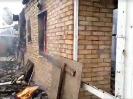 Боевики обстреляли поселок в Донбассе: сгорел жилой дом