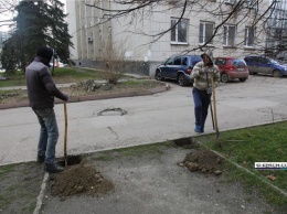 Сквер профцентра в Керчи обносят забором