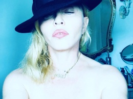 59-летняя Мадонна снова выложила обнаженное селфи