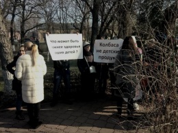 В Одесской области родители детсадовцев протестовали против сосисок и требовали вернуть в меню молоко