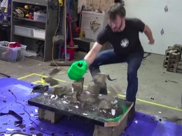 «Ютубер» создал 13-килограммовый кулак Халка, которым может крушить бетон