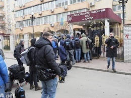 В суде по Януковичу полицейские искали у женщин надписи на теле