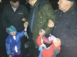 В Броварах пьяный отец гулял по кромке крыши с двумя детьми