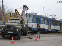 В Запорожье сошел с рельсов трамвай, заблокировав движение (Фото)