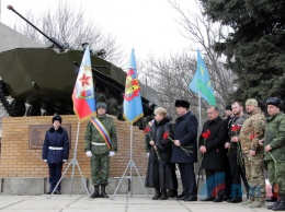 В Луганске открыли восстановленный после подрыва украинскими диверсантами памятник десантникам