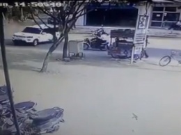 Жуткая авария в Индии: внедорожник столкнулся с мотоциклом (видео)
