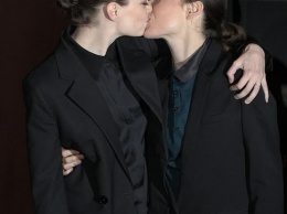Новобрачные Эллен Пейдж и Эмма Портнер сливались в поцелуях на премьере фильма The Cured (ФОТО)