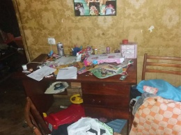 В Киеве полиция отправила в больницу 4-летнюю девочку, которая жила в ужасных условиях с матерью-пьяницей
