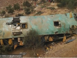 В Перу пассажирский автобус рухнул в пропасть, более 40 погибших