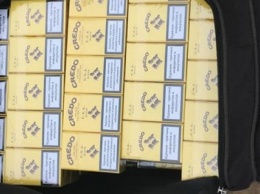 На КПВВ "Новотроицкое" пограничники изъяли две сумки безакцизных сигарет (ФОТО)