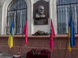 В Запорожье в честь годовщины смерти открыли мемориальную доску экс-мэру Поляку (Фото)