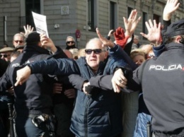 В Испании тысячи разъяренных пенсионеров заблокировали вход в парламент