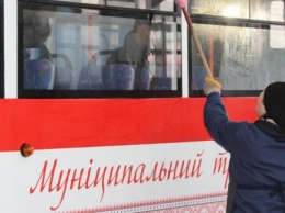 В мэрии Запорожья утверждают, что трамваи и троллейбусы моют каждый день, - ФОТО