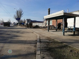 В Николаеве остановку общественного транспорта превращают в автопарковку