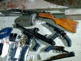 В Черновцах полицейские изъяли наркотики на миллион гривен и арсенал оружия